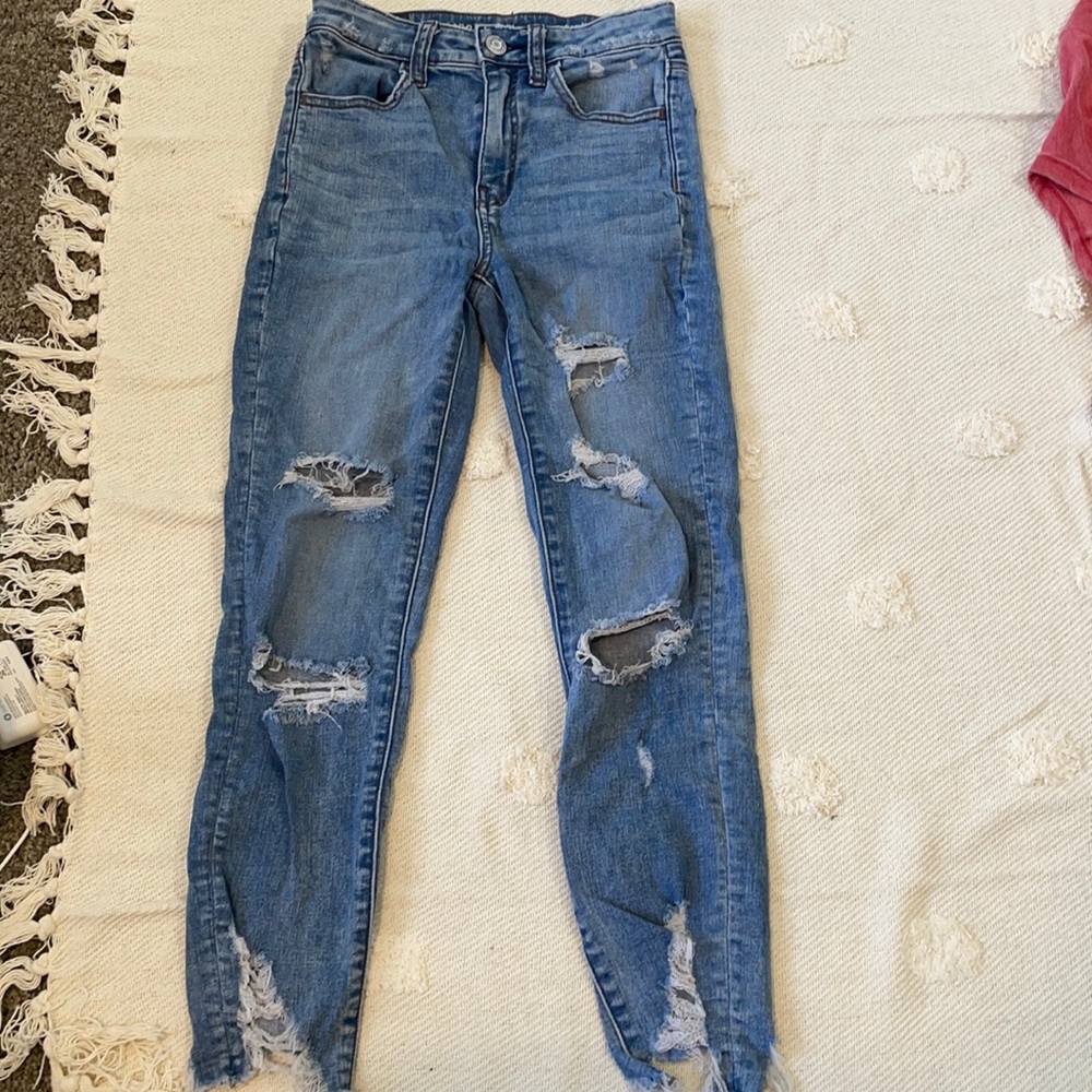 AMERICAN EAGLE RIPPED JEANS
